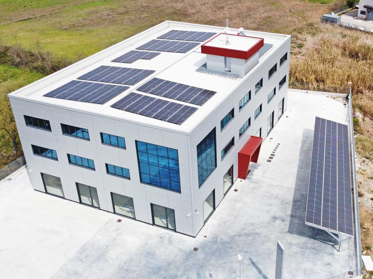Impianto fotovoltaico con accumulo replanet caso aziendale